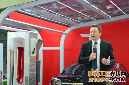 特斯拉创始人Elon Musk在汉能光伏充电站系统前发表讲话