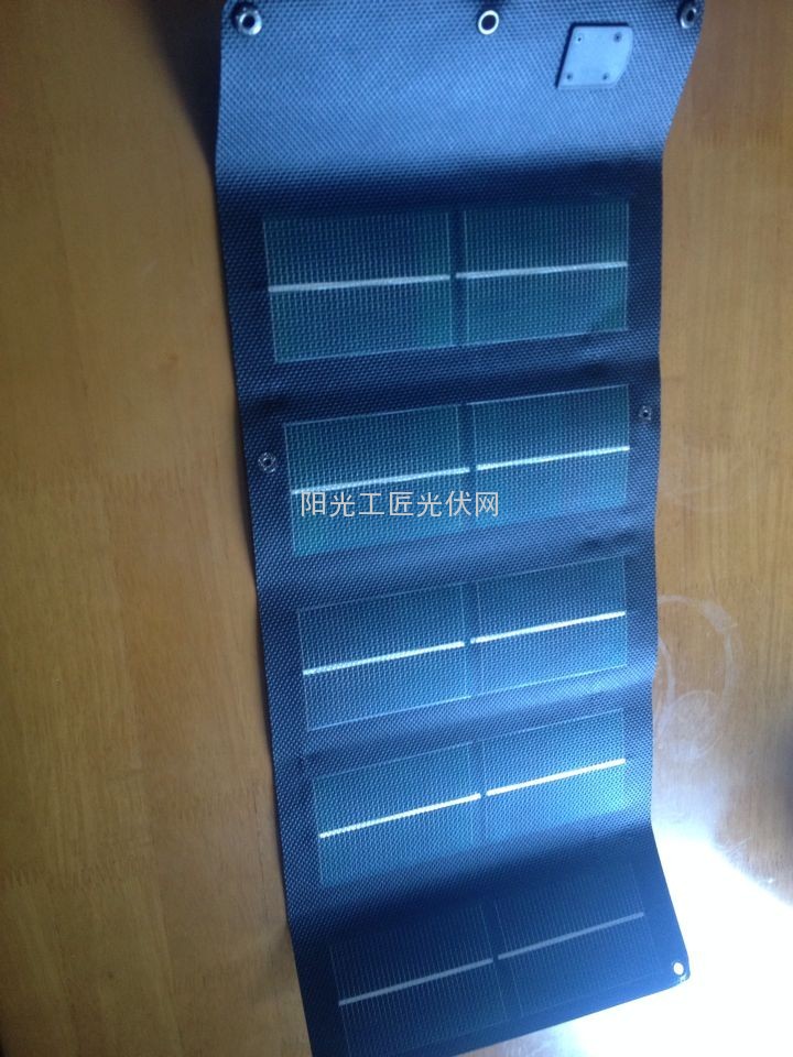 CIGS柔性薄膜太阳能8瓦5V便携式充电包图片
