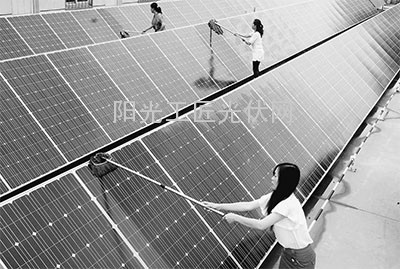 聊城市高唐县融博新能源开发有限公司的员工在清理太阳能电池板