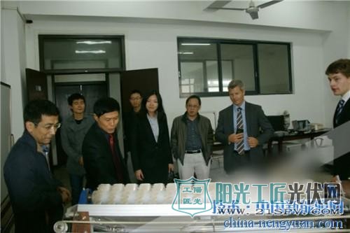 国外研究者参观测试装置 重庆理工大学供图 