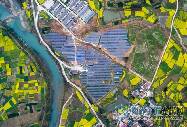 陕西汉中首座光伏扶贫发电站被油菜花包围 宛如“明镜”（图）