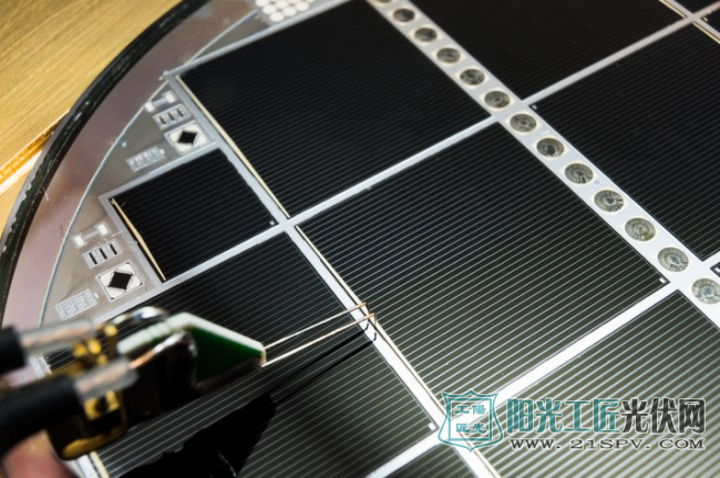 Fraunhofer ISE 与 EV Group 共同研发的三五族多接合太阳能电池
