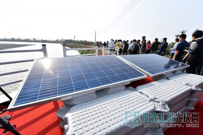 桃园市政府与台湾中央政府官员视察桃园埤塘建置的漂浮型太阳能系统