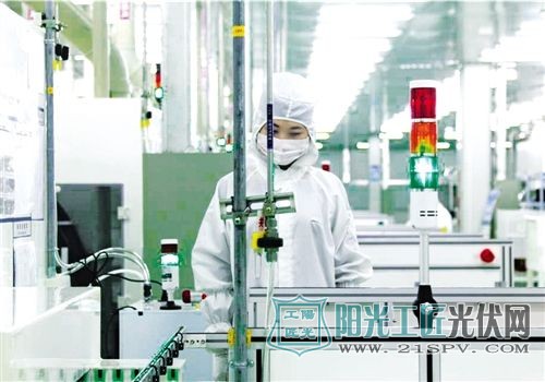 工人在天合光能越南太阳能电池组件工厂内工作