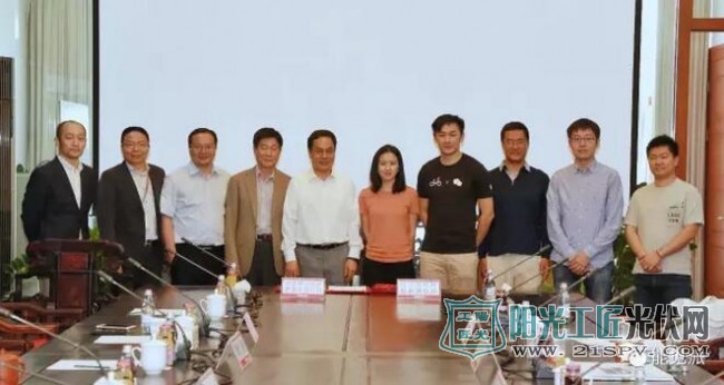 汉能控股集团董事局主席李河君(左5)摩拜单车创始人兼总裁胡玮炜(右5)出席签约仪式