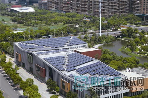 龙湾区市民活动中心房顶的光伏发电项目