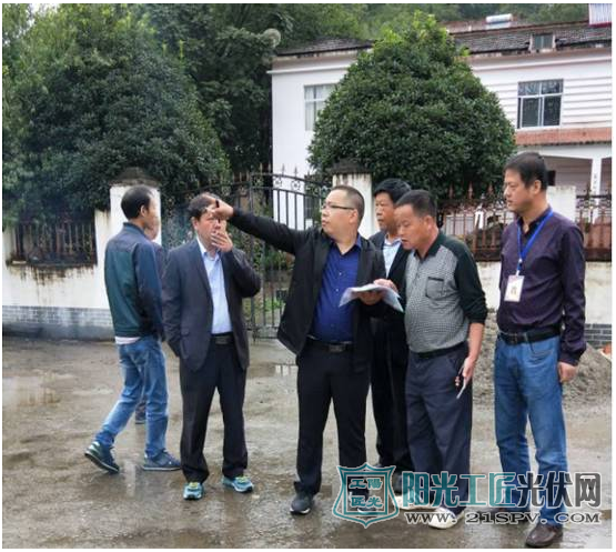 陕西汉中市教育局包联扶贫村仙台坝村与企业洽谈合作光伏发电产业