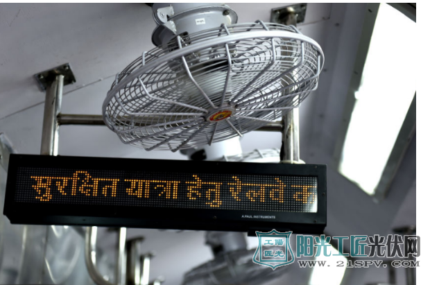 印度第一辆太阳能火车面世 司机称技术甚至超越中国高铁