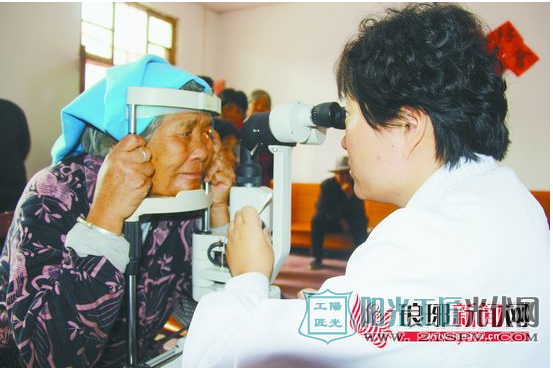 鲁南眼科医院为群众义诊，免费为白内障患者手术