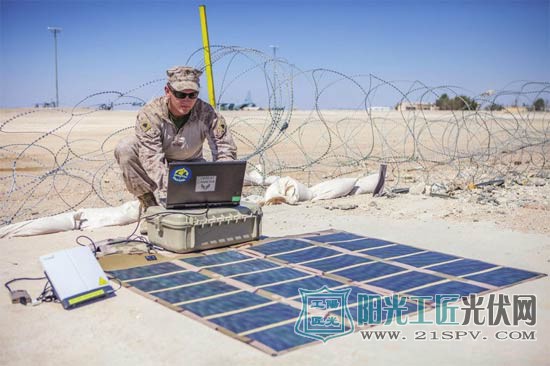 美海军陆战队士兵使用便携式太阳能通信能源系统