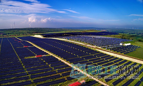 这是河北省张北县境内的国家风光储输示范工程光伏发电场