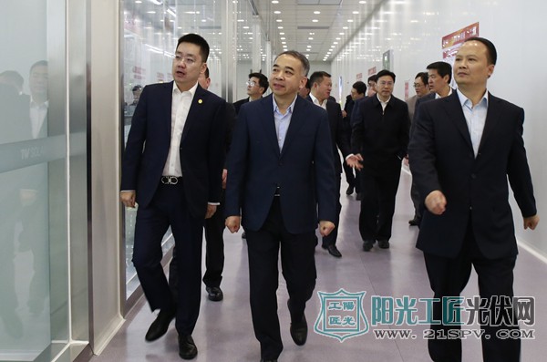 刘汉元主席陪同范锐平书记视察通威太阳能智能制造生产车间