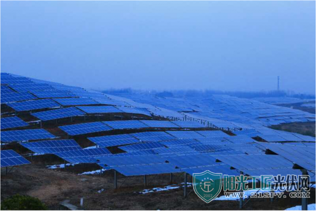 农村的100兆瓦光伏电站 航拍的样子