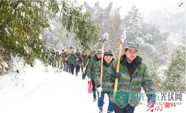 光伏电站除雪：党员干部、民警、民兵......全部出动！