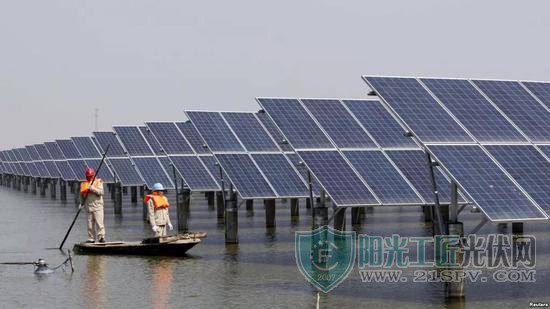 江苏省连云港一座池塘内的太阳能电池板