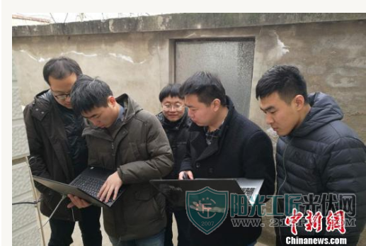 国家电网技术人员在在河北省涞水县南郭下村的分布式光伏扶贫电站研发5G技术传输。