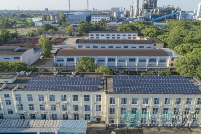 湖北化肥利用闲置的生产区办公楼水泥平屋顶,建设66千瓦光伏电站二期