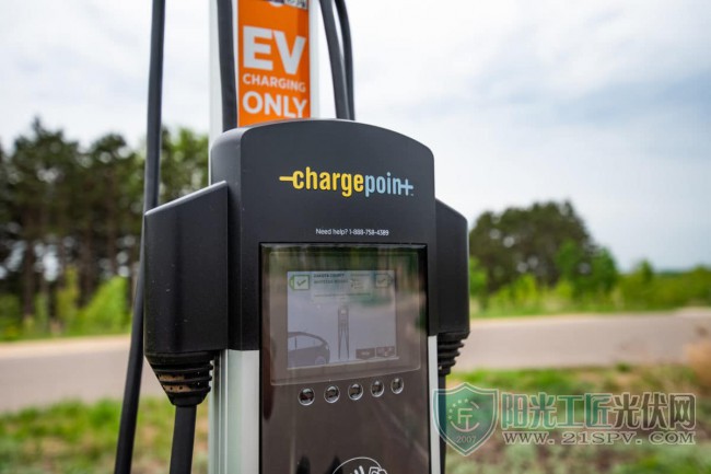 Chargepoint_Electric_Vehicle_EV_Charging_Station_Dakota_County_Minnesota_41490006075-1200<em></em>x801-1